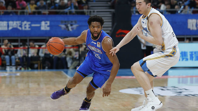 BEIJING, CHINA - JANUARY 02: Chasson Randle #25 of Tianjin Pioneers in action during 2019/2020 CBA League - Beijing Ducks v Tianjin Pioneers at Beijing Wukesong Sport Arena on January 2, 2020 in Beijing, China.
