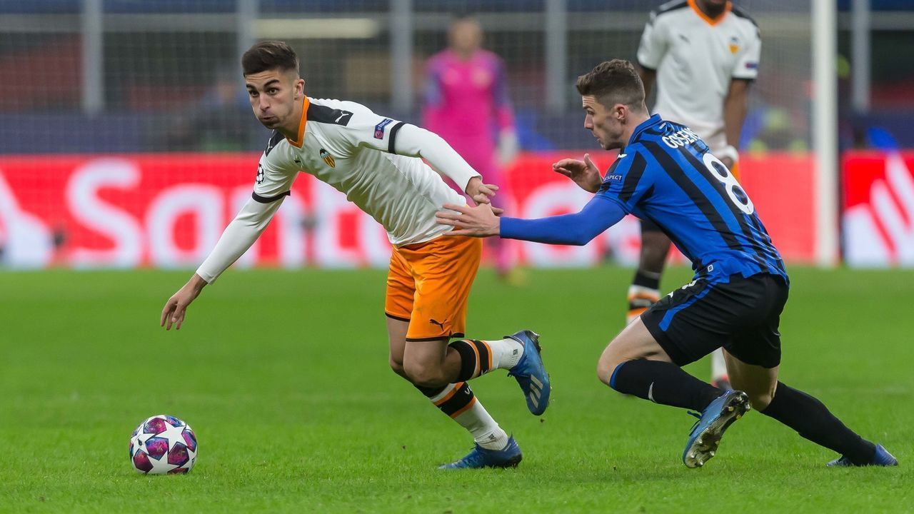 MILAN, ITALY - FEBRUARY 19: (BILD ZEITUNG OUT) Ferran Torres of Valencia FC and Robin Gosens of Atalanta Bergamo battle for the ball during the UEFA Champions League round of 16 first leg match between Atalanta and Valencia CF at San Siro Stadium on February 19, 2020 in Milan, Italy.
