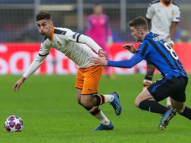 MILAN, ITALY - FEBRUARY 19: (BILD ZEITUNG OUT) Ferran Torres of Valencia FC and Robin Gosens of Atalanta Bergamo battle for the ball during the UEFA Champions League round of 16 first leg match between Atalanta and Valencia CF at San Siro Stadium on February 19, 2020 in Milan, Italy.