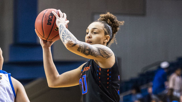 SAN JOSE, CA - JANUARY 29: Boise State Broncos guard Jade Loville (30) looks to pass during the game between the Women's San Jose Spartans and the Boise State Broncos on Wednesday, January 29, 2020 at the Event Center Arena in San Jose, California.
