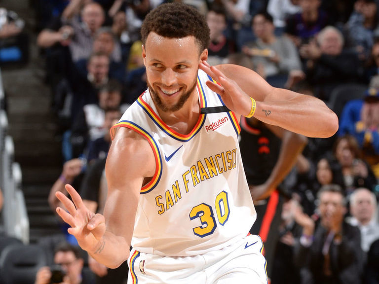 Curry scores 23 in return, but Warriors fall to Raptors