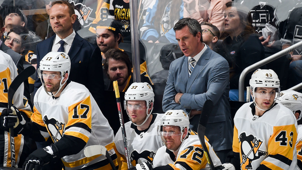 LOS ANGELES, CA - FEBRUARY 26: Head coach Mike Sullivan of the Pittsburgh Penguins talks to his players during the third period of the game against the Los Angeles Kings at STAPLES Center on February 26, 2020 in Los Angeles, California.