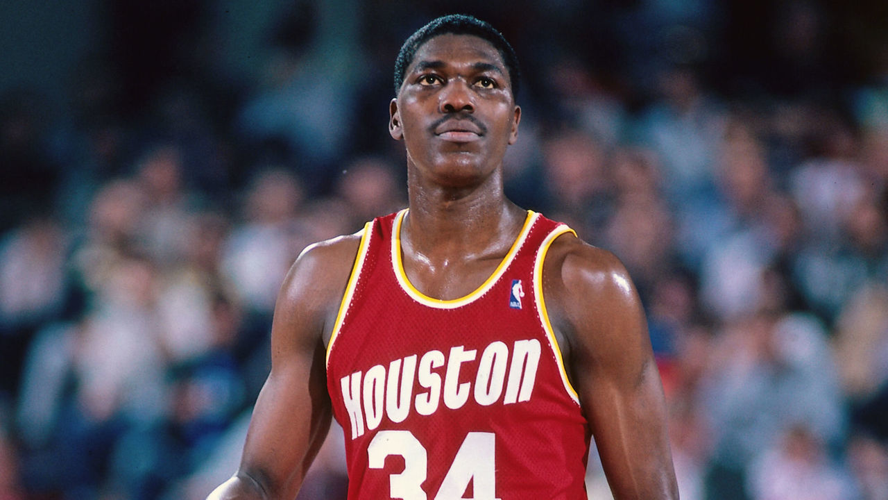 SACRAMENTO - MARCH 4: Hakeem Olajuwon #34 of the Houston Rockets walks against the Sacramento Kings on March 4, 1987 at Arco Arena in Sacramento, California. Mandatory Copyright Notice: Copyright 1987 NBAE