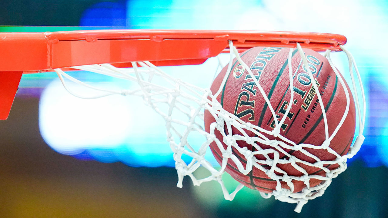 19 October 2019, Baden-Wuerttemberg, Ilshofen: Basketball: Bundesliga, Hakro Merlins Crailsheim - BG Göttingen, main round, 4th matchday, in the Arena Hohenlohe. A ball is thrown into the basket. Photo: Uwe Anspach/dpa