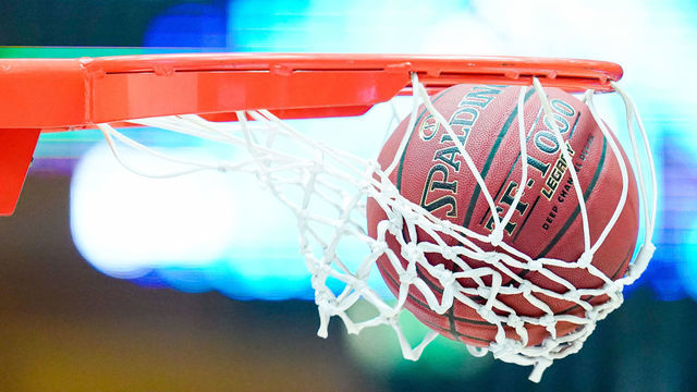 19 October 2019, Baden-Wuerttemberg, Ilshofen: Basketball: Bundesliga, Hakro Merlins Crailsheim - BG Göttingen, main round, 4th matchday, in the Arena Hohenlohe. A ball is thrown into the basket. Photo: Uwe Anspach/dpa