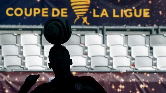 TOPSHOT - A Monaco's player practices during a training session at the Matmut Atlantique stadium in Bordeaux, southwestern France, on March 30, 2018, on the eve of the French League Cup final football match between Monaco (ASM) and Paris Saint-Germain (PSG). / AFP PHOTO / FRANCK FIFE