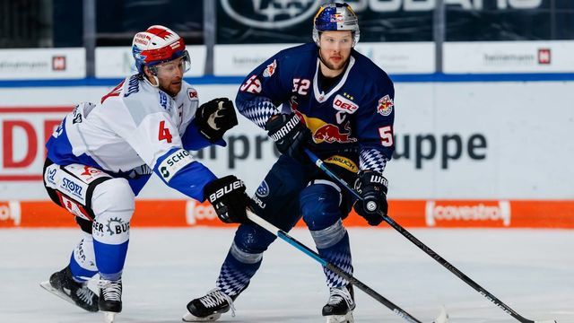 MUNICH, GERMANY - MARCH 01: (BILD ZEITUNG OUT) Colby Robak of Schwenninger Wild Wings and Patrick Hager of EHC Red Bull Muenchen battle for the puck during the DEL match between EHC Red Bull Muenchen and Schwenninger Wild Wings at Olympiaeishalle München on March 1, 2020 in Munich, Germany.