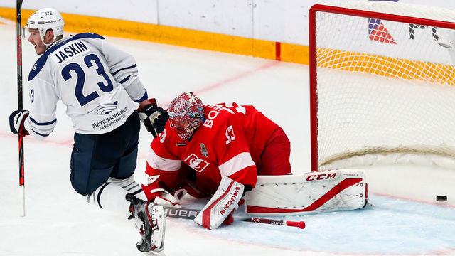 MOSCOW, RUSSIA - MARCH 12, 2020: HC Dynamo Moscow's Dmitrij Jaskin (L) and HC Spartak Moscow's goalie Julius Hudacek in Leg 6 of their 2019/20 KHL Western Conference quarterfinal playoff tie at CSKA Arena. Anton Novoderezhkin/TASS