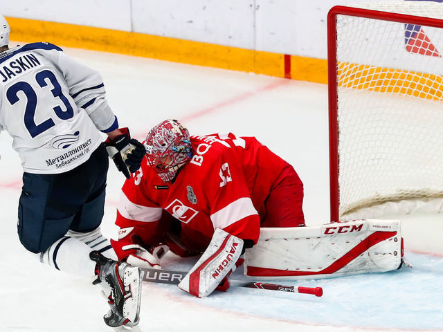 MOSCOW, RUSSIA - MARCH 12, 2020: HC Dynamo Moscow's Dmitrij Jaskin (L) and HC Spartak Moscow's goalie Julius Hudacek in Leg 6 of their 2019/20 KHL Western Conference quarterfinal playoff tie at CSKA Arena. Anton Novoderezhkin/TASS