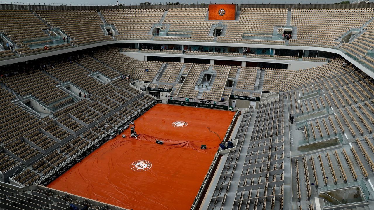 General view of the empty Philippe Chatrier court during rain, during the men's singles quarter-final match between Spain's Rafael Nadal and Japan's Kei Nishikori, on day ten of The Roland Garros 2019 French Open tennis tournament in Paris on June 4, 2019.