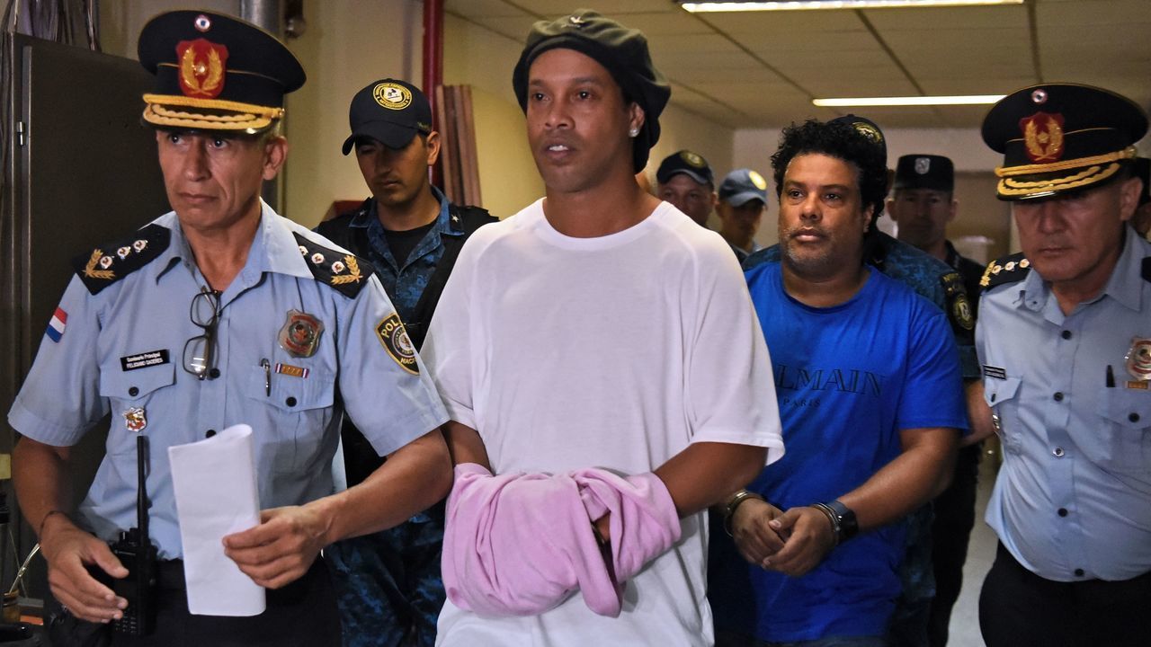 Brazilian retired football player Ronaldinho (C) and his brother Roberto Assis (R) arrive at Asuncion's Justice Palace to appear before a public prosecutor who will decide whether to grant them bail or not following their irregular entry to the country, in Asuncion, on March 7, 2020. - Former Brazilian football star Ronaldinho and his brother have been detained in Paraguay after allegedly using fake passports to enter the South American country, authorities said Wednesday.