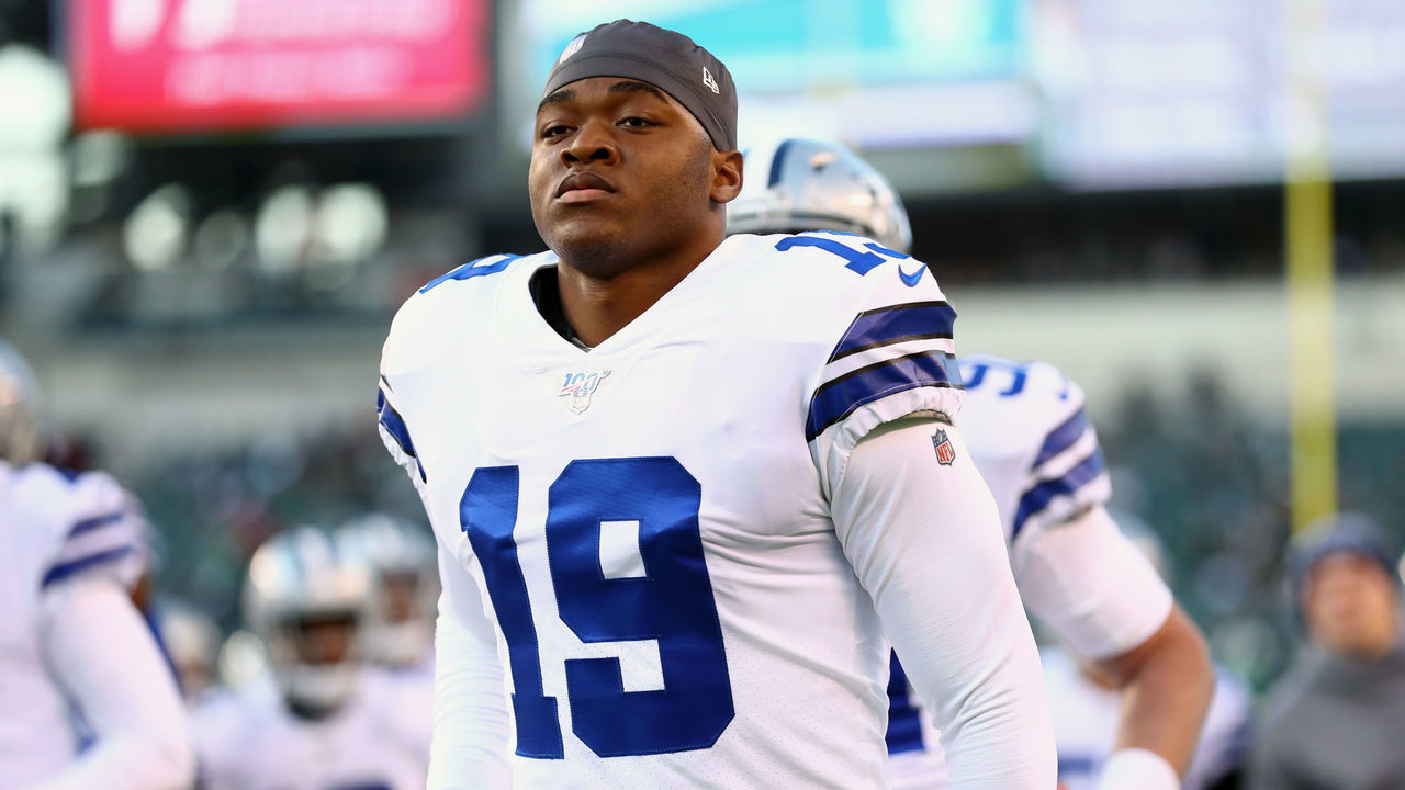 PHILADELPHIA, PA - DECEMBER 22: Dallas Cowboys Wide Receiver Amari Cooper (19) leaves the field after warmups before the game between the Dallas Cowboys and Philadelphia Eagles on December 22, 2019 at Lincoln Financial Field in Philadelphia, PA.