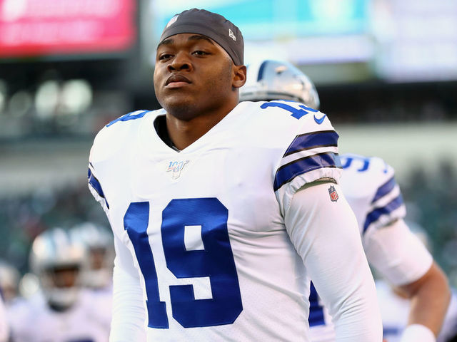 PHILADELPHIA, PA - DECEMBER 22: Dallas Cowboys Wide Receiver Amari Cooper (19) leaves the field after warmups before the game between the Dallas Cowboys and Philadelphia Eagles on December 22, 2019 at Lincoln Financial Field in Philadelphia, PA.