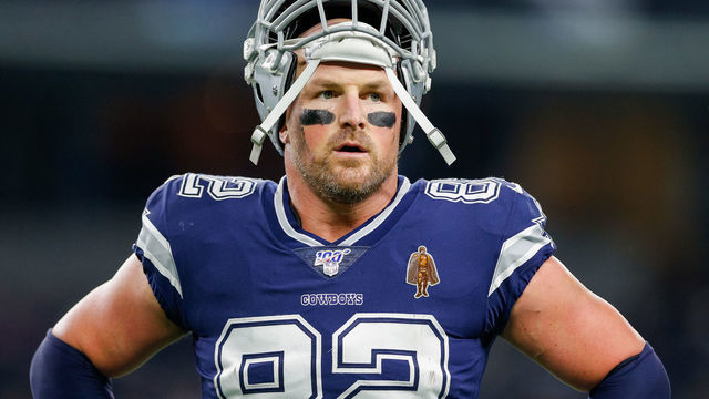 ARLINGTON, TX - NOVEMBER 10: Dallas Cowboys Tight End Jason Witten (82) warms up prior to the game between the Minnesota Vikings and Dallas Cowboys on November 10, 2019 at AT&T Stadium in Arlington, TX.