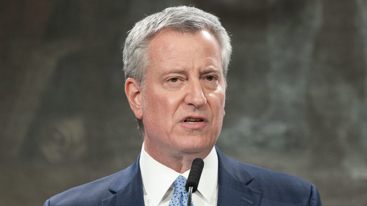 NEW YORK, UNITED STATES - 2020/03/16: NYC Mayor Bill de Blasio announces new rules for restaurants, bars, cafes to serve only take-out & delivery, movie theaters, gyms to close because of COVID-19 epidemic at City Hall.