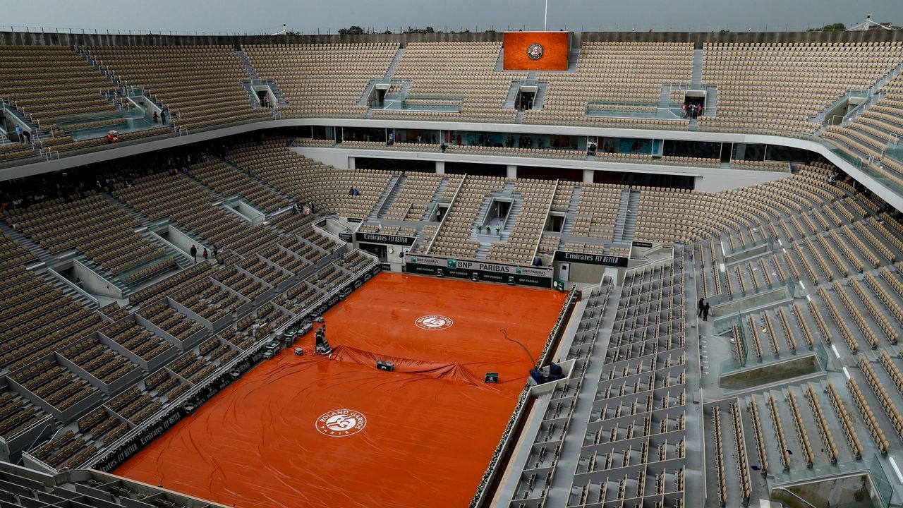 General view of the empty Philippe Chatrier court during rain, during the men's singles quarter-final match between Spain's Rafael Nadal and Japan's Kei Nishikori, on day ten of The Roland Garros 2019 French Open tennis tournament in Paris on June 4, 2019.