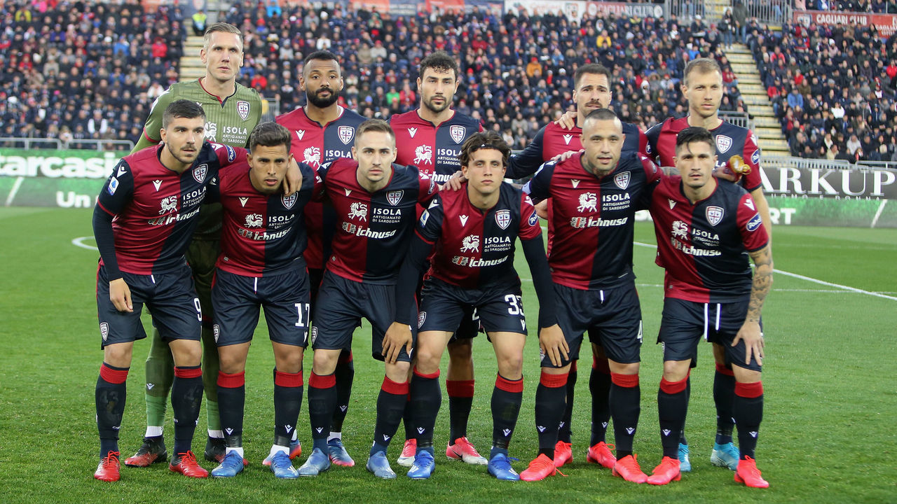 CAGLIARI, ITALY - MARCH 01: Players of Cagliari pose before the Serie A match between Cagliari Calcio and AS Roma at Sardegna Arena on March 1, 2020 in Cagliari, Italy.