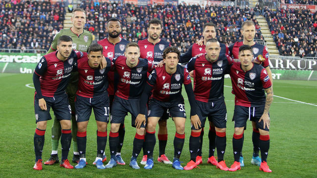 CAGLIARI, ITALY - MARCH 01: Players of Cagliari pose before the Serie A match between Cagliari Calcio and AS Roma at Sardegna Arena on March 1, 2020 in Cagliari, Italy.