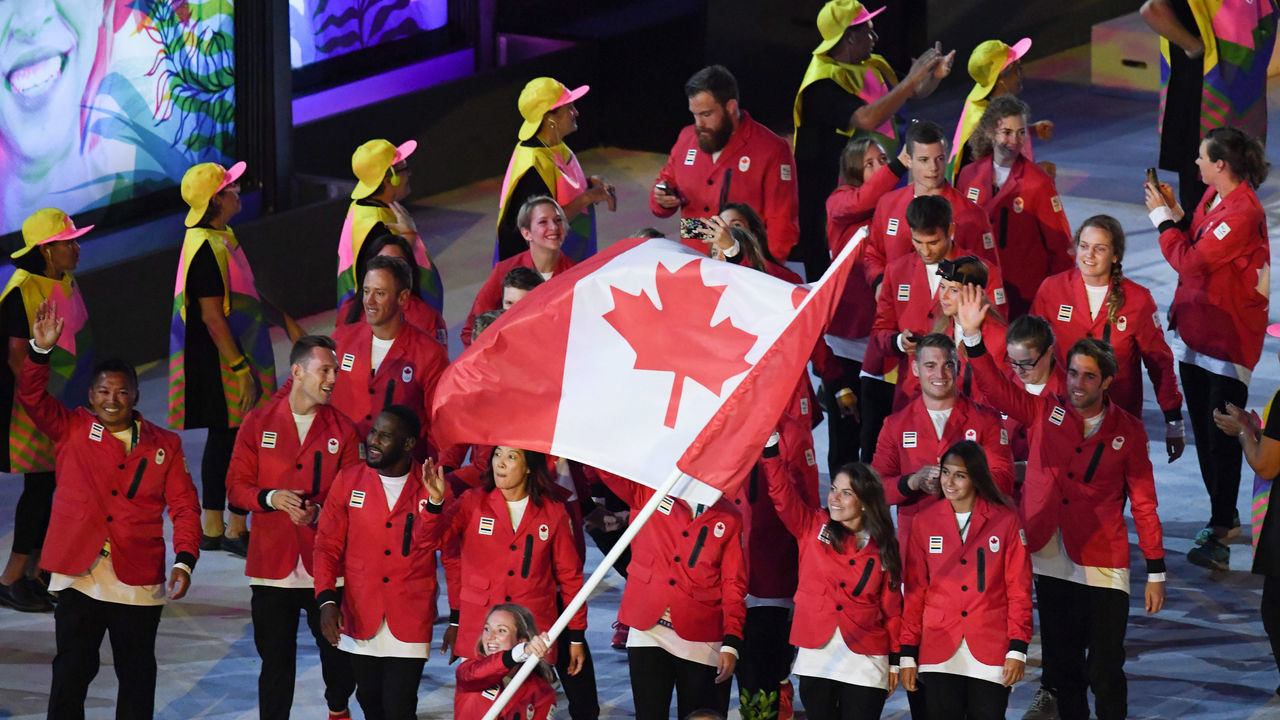 Flag bearer Rosannagh Maclennan of Canada and the Canadian Olympic team arrive during the opening ceremony of the Rio 2016 Olympic Games at the Maracana stadium in Rio de Janeiro, Brazil, 5 August 2016. Photo: Soeren Stache/dpa | usage worldwide