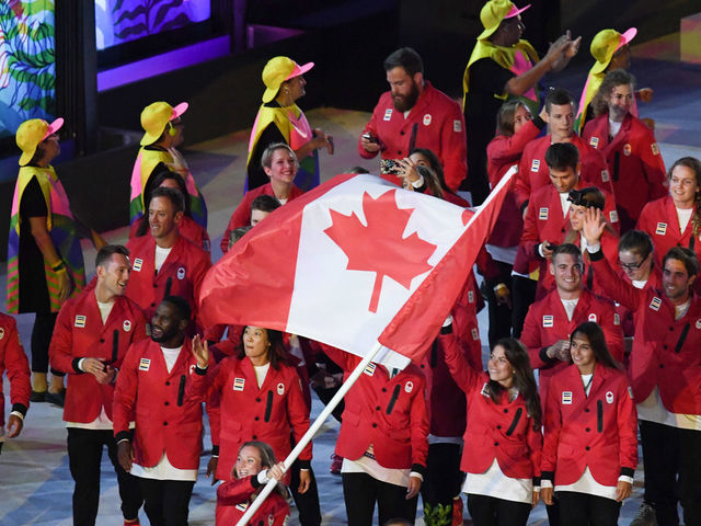 Flag bearer Rosannagh Maclennan of Canada and the Canadian Olympic team arrive during the opening ceremony of the Rio 2016 Olympic Games at the Maracana stadium in Rio de Janeiro, Brazil, 5 August 2016. Photo: Soeren Stache/dpa | usage worldwide