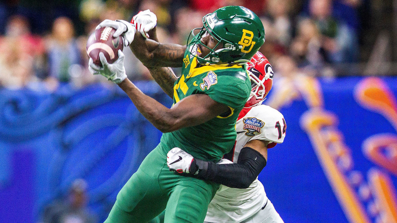 NEW ORLEANS, LA - JANUARY 01: Baylor Bears wide receiver Denzel Mims (5) catches a pass during the Sugar Bowl game between the Georgia Bulldogs and the Baylor Bears on January 01, 2020, at the Mercedez-Benz Superdome in New Orleans, Louisiana.