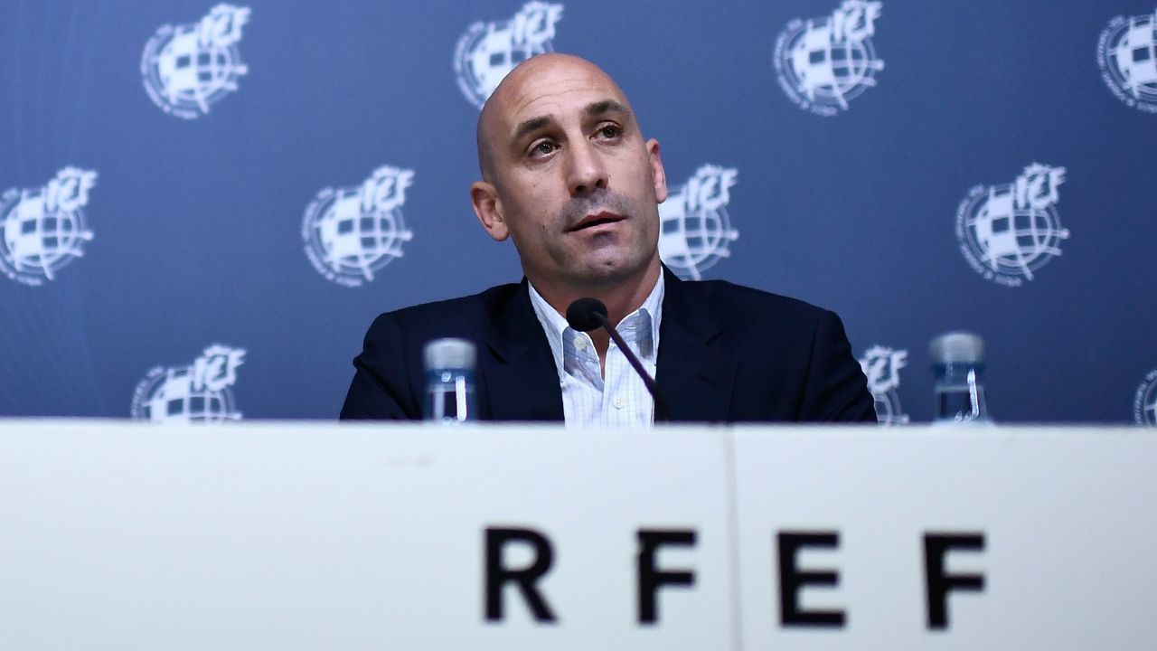 Spain´s newly appointed coach Robert Moreno (L) gives a press conference with Spanish Royal Football Federation (RFEF) president Luis Rubiales on July 19, 2019 at Las Rozas football sports city near Madrid. - Luis Enrique stepped down as Spain coach on June 19, 2019 and is replaced by assistant Robert Moreno.