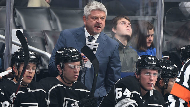 LOS ANGELES, CA - SEPTEMBER 17: Head coach Todd McLellan of the Los Angeles Kings talks with his players during the first period of the preseason game against the Arizona Coyotes at STAPLES Center on September 17, 2019 in Los Angeles, California.