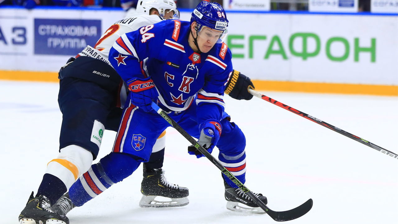 ST PETERSBURG, RUSSIA - DECEMBER 22, 2019: HC Metallurg Magnitogorsk's Grigory Dronov (L) and HC SKA St Petersburg's Alexander Barabanov in their 2019/20 KHL Regular Season ice hockey match at Ice Palace. Peter Kovalev/TASS