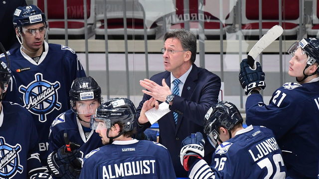 VLADIVOSTOK, RUSSIA DECEMBER 7, 2019: Admiral Vladivostok head coach Sergei Svetlov (C) instructs his players at their 2019/20 KHL Regular Season ice hockey match against Kunlun Red Star Beijing at the Fetisov Arena; Admiral Vladivostok won 5-4 in penalty shootouts. Yuri Smityuk/TASS