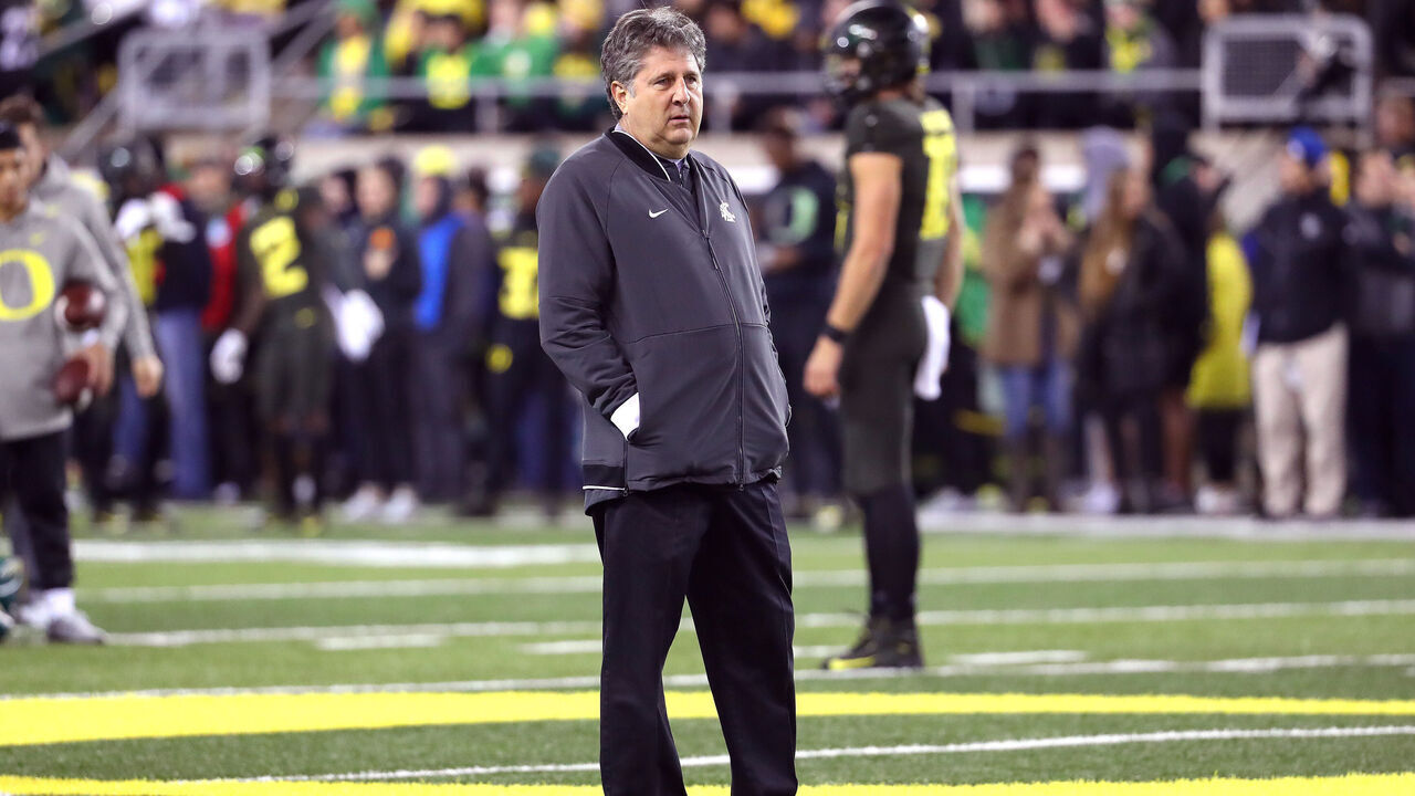 EUGENE, OREGON - OCTOBER 26: Head Coach Mike Leach of the Washington State Cougars looks on prior to taking on the Oregon Ducks during their game at Autzen Stadium on October 26, 2019 in Eugene, Oregon.