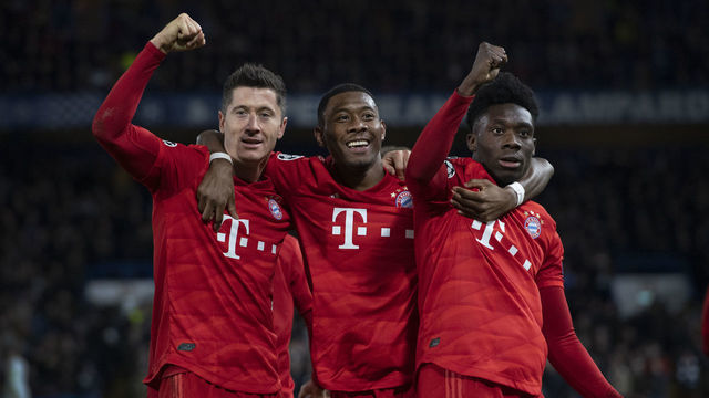 LONDON, ENGLAND - FEBRUARY 25: FC Bayern Munchen players Robert Lewandowski, David Alaba and Alphonso Davies celebrate the third goal during the UEFA Champions League round of 16 first leg match between Chelsea FC and FC Bayern Muenchen at Stamford Bridge on February 25, 2020 in London, United Kingdom.