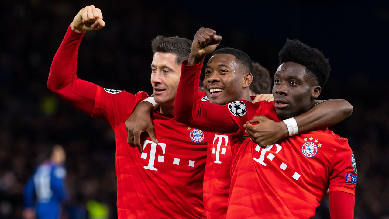 dpatop - 25 February 2020, Great Britain, London: Football: Champions League, FC Chelsea - FC Bayern Munich, knockout rounds, last sixteen, first leg at Stamford Bridge stadium. Robert Lewandowski (l-r), David Alaba and Alphonso Davies of Munich cheer about the goal for the 0:3. Photo: Sven Hoppe/dpa