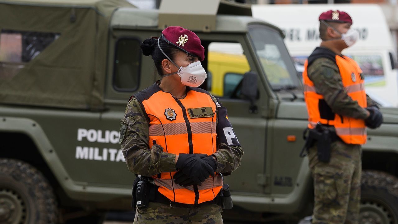 Spanish soldiers patrol the streets of Valencia on April 7, 2020 during a national lockdown to prevent the spread of the COVID-16 outbreak. - Spain's daily coronavirus death rate shot up to 743 after falling for four straight days, lifting the total toll to 13,798, the health ministry said. The number of new infections in the world's second hardest-hit country after Italy also grew at a faster pace, rising 4.1 percent to 140,510, it added.