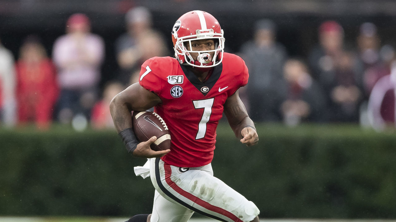 ATHENS, GA - NOVEMBER 23: D'Andre Swift #7 of the Georgia Bulldogs runs with the ball during a game between Texas A&M and the Georgia Bulldogs.