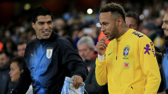 LONDON, ENGLAND - NOVEMBER 16: Neymar of Brazil and Luis Suarez of Uruguay during the International Friendly between Brazil and Uruguay at Emirates Stadium on November 16, 2018 in London, England.