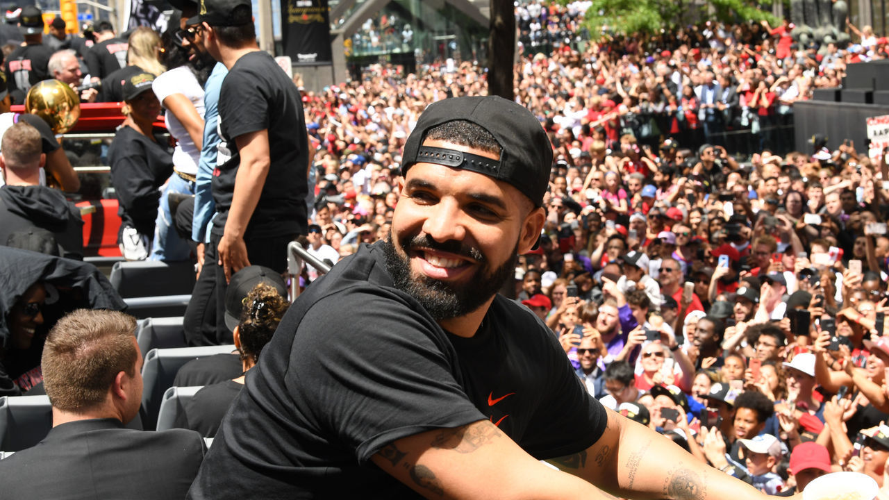 Fans fear 'Drake curse' after rapper backs Texas in | theScore