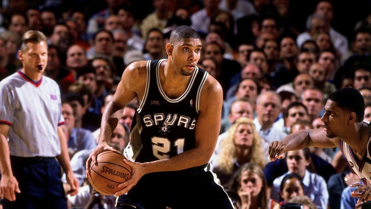 NEW YORK - JUNE 25: Tim Duncan #21 of the San Antonio Spurs looks over the defense against the New York Knicks in Game Five of the 1999 NBA Finals at Madison Square Garden on June 25, 1999 in New York, New York. The Spurs won 78-77. NOTE TO USER: User expressly acknowledges that, by downloading and or using this photograph, User is consenting to the terms and conditions of the Getty Images License agreement. Mandatory Copyright Notice: Copyright 1999 NBAE