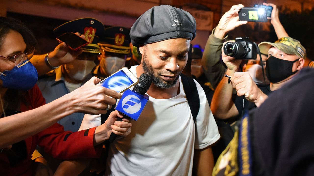 TOPSHOT - Brazilian retired football player Ronaldinho arrives at a hotel in Asuncion where he and his brother will serve house arrest after a judge ordered their release from jail on April 7, 2020. - A judge in Paraguay ordered the release of Ronaldinho and his brother Roberto Assis into house arrest after the siblings spent almost exactly a month in jail awaiting trial on charges of using false passports to enter Paraguay. Lawyers for the men posted bail of $1.6 million.