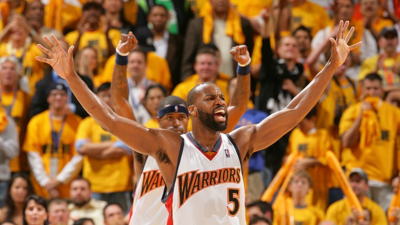 OAKLAND, CA - MAY 3: Baron Davis #5 of the Golden State Warriors pumps up the crowd during the game against the Dallas Mavericks in Game Six of the 2007 NBA Playoffs on May 3, 2007 at Oracle Arena in Oakland, California. NOTE TO USER: User expressly acknowledges and agrees that, by downloading and or using this photograph, user is consenting to the terms and conditions of Getty Images License Agreement. Mandatory Copyright Notice: Copyright 2007 NBAE