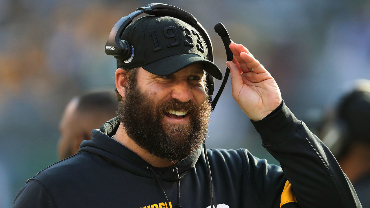 EAST RUTHERFORD, NEW JERSEY - DECEMBER 22: Quarterback Ben Roethlisberger #7 of the Pittsburgh Steelers comminicates on the bench during the game against the New York Jets in the first half at MetLife Stadium on December 22, 2019 in East Rutherford, New Jersey.