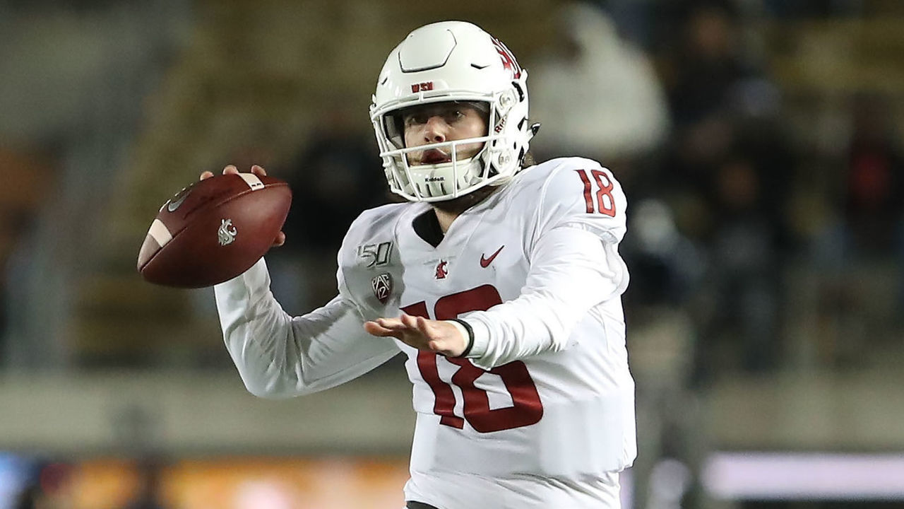 BERKELEY, CA - NOVEMBER 09: Washington State Cougars Quarterback Anthony Gordon (18) gets ready to pass the ball during the game between CAL Bears and Washington State Cougars on November 09, 2019, at California Memorial Stadium, in Berkeley, CA