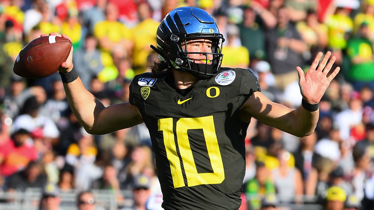 PASADENA, CA - JANUARY 01: Oregon Ducks (10) Justin Herbert (QB) throws the ball during the Rose Bowl game between the Wisconsin Badgers and the Oregon Ducks on January 1, 2020 at the Rose Bowl in Pasadena, CA.