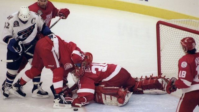 16 Jun 1998: Chris Osgood #30 of the Detroit Red Wings in action against Dale Hunter #32 of the Washington Capitals during the Stanley Cup Finals game at the MCI Center in Washington, D. C.. The Red Wings defeated the Capitals 4-1. Mandatory Credit: Craig Melvin /Allsport