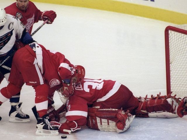 16 Jun 1998: Chris Osgood #30 of the Detroit Red Wings in action against Dale Hunter #32 of the Washington Capitals during the Stanley Cup Finals game at the MCI Center in Washington, D. C.. The Red Wings defeated the Capitals 4-1. Mandatory Credit: Craig Melvin /Allsport