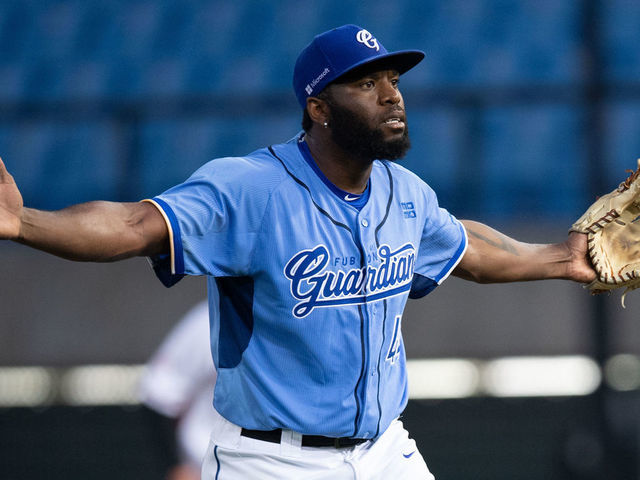 TAOYUAN TAIWAN - APRIL 19 Pitcher Henry Sosa 44 of Fubon Guardians argue with team Rakuten Monkeys players at the bottom of the 4 inning during the CPBL game between Rakuten Monkeys and Fubon Guardians at Taoyuan International Baseball Stadium on April 19 2020 in Taoyuan Taiwan