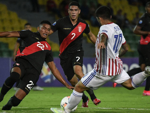 Paraguayan Sergio Diaz (R) is marked by Peruvian Kluiverth Aguilar (L) and Peruvian midfielder Yuriel Celi during their Under-23 South American Pre-Olympic Tournament football match at Centenario Stadium in Armenia, Colombia, on January 25, 2020.
