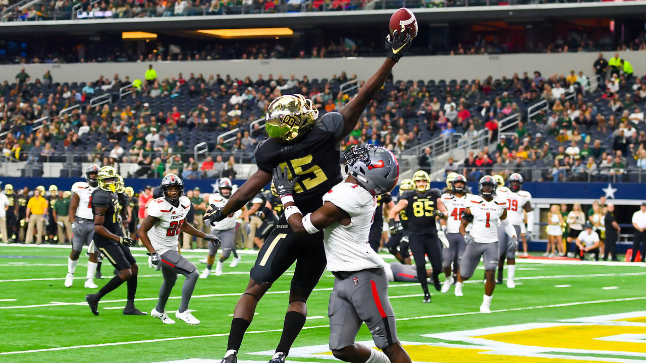 LUBBOCK, TX - NOVEMBER 11: Denzel Mims #15 of the Baylor Bears is unable to make the one handed catch while being defended by Jah'Shawn Johnson #7 of the Texas Tech Red Raiders during the game on November 11, 2017 at AT&T Stadium in Arlington, Texas. Texas Tech defeated Baylor 38-24.