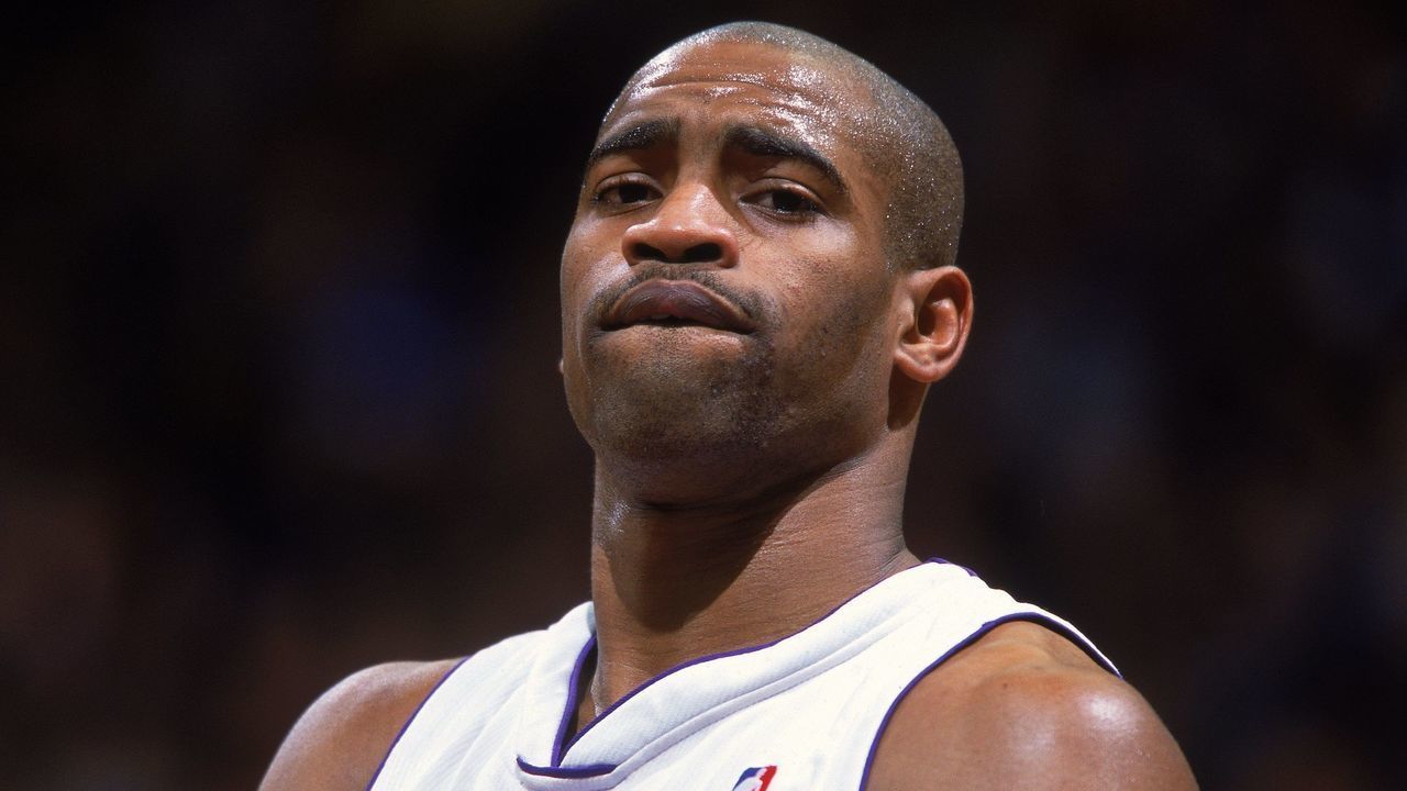 22 Dec 2000: Vince Carter #15 of the Toronto Raptors watches the action during the game against the Atlanta Hawks at the Air Canda Centre in Toronto, Ontario, Canada. The Hawks defeated the Raptors 78-72.NOTE TO USER: It is expressly understood that the only rights Allsport are offering to license in this Photograph are one-time, non-exclusive editorial rights. No advertising or commercial uses of any kind may be made of Allsport photos. User acknowledges that it is aware that Allsport is an editorial sports agency and that NO RELEASES OF ANY TYPE ARE OBTAINED from the subjects contained in the photographs.Mandatory Credit: Robert Laberge /Allsport