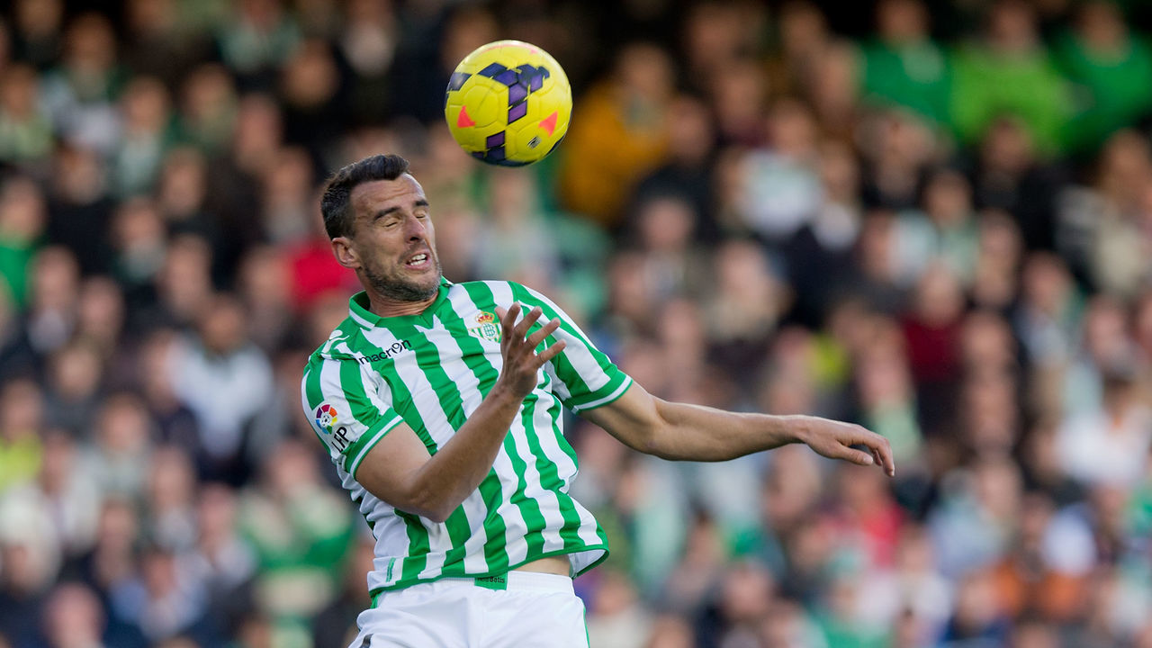 SEVILLE, SPAIN - JANUARY 18: Antonio Amaya of Real Betis Balompie saves on a header during the La Liga match between Real Betis Balompie and Real Madrid CF at Estadio Benito Villamarin on January 18, 2014 in Seville, Spain.