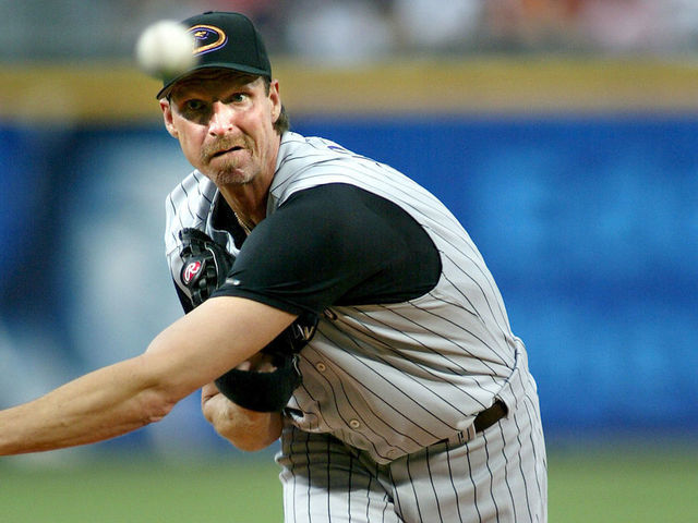 MLB Report: Giants' Randy Johnson is retiring